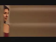 Um homem beija sua ex-namorada depois de conhecê-la na video ponor gratis rua.