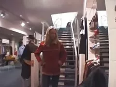 Redemoinhos ver filme pornô gratuito sensuais se divertindo com um homem, dando-lhe uma buceta