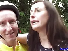 Um gatinho gentil achatou um pneu para bater em um video pornor grátis cara!
